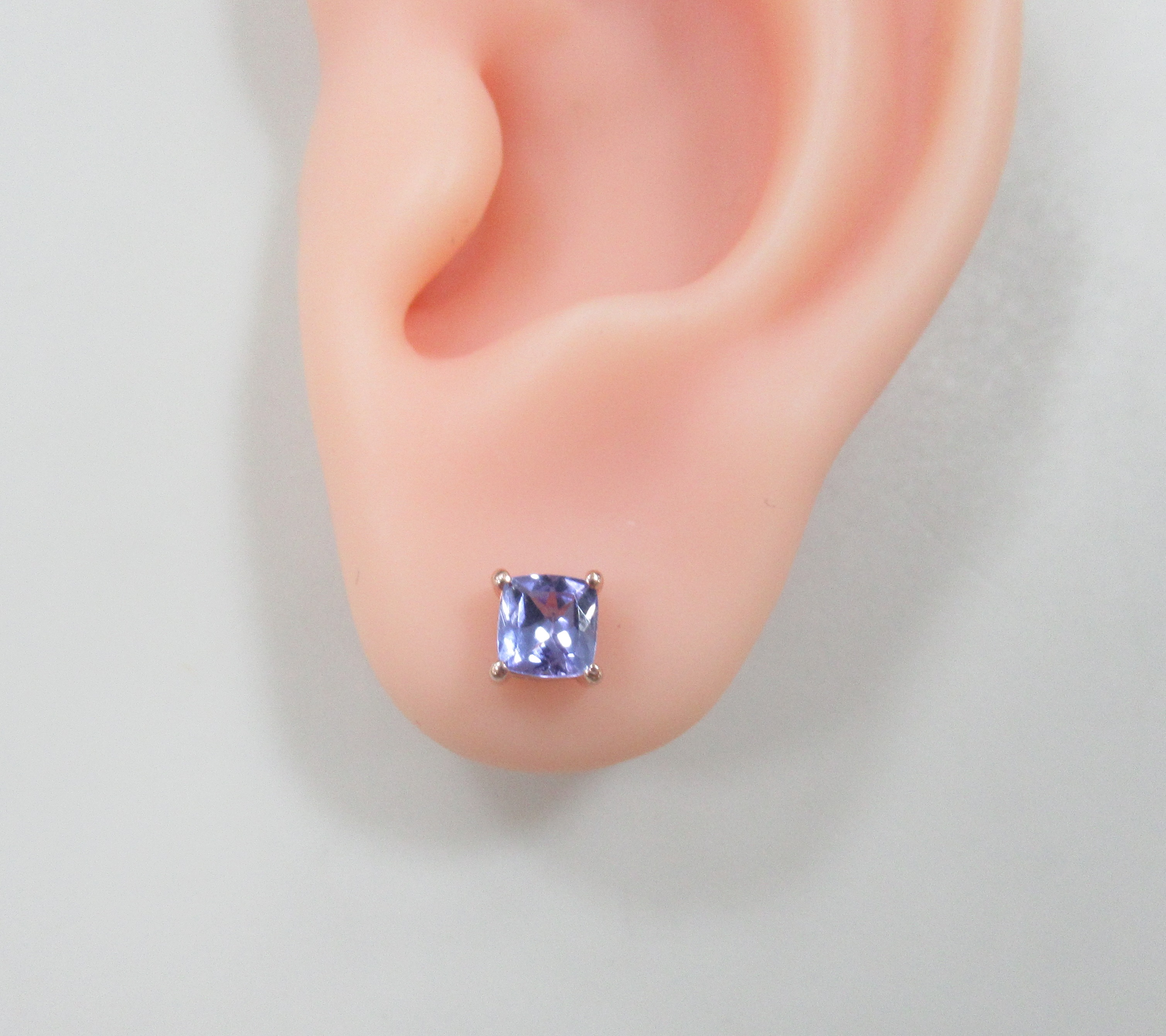 Серебряные серьги-пусеты с танзанитами